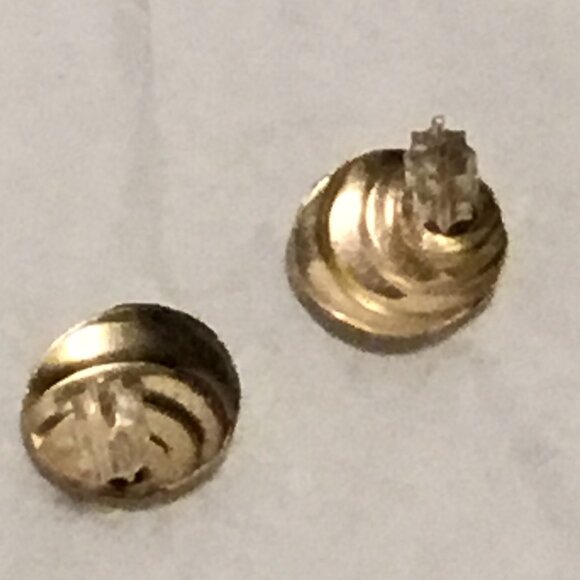 Very lovely 14K gold shell like etched stud earrings - Picture 7 of 12